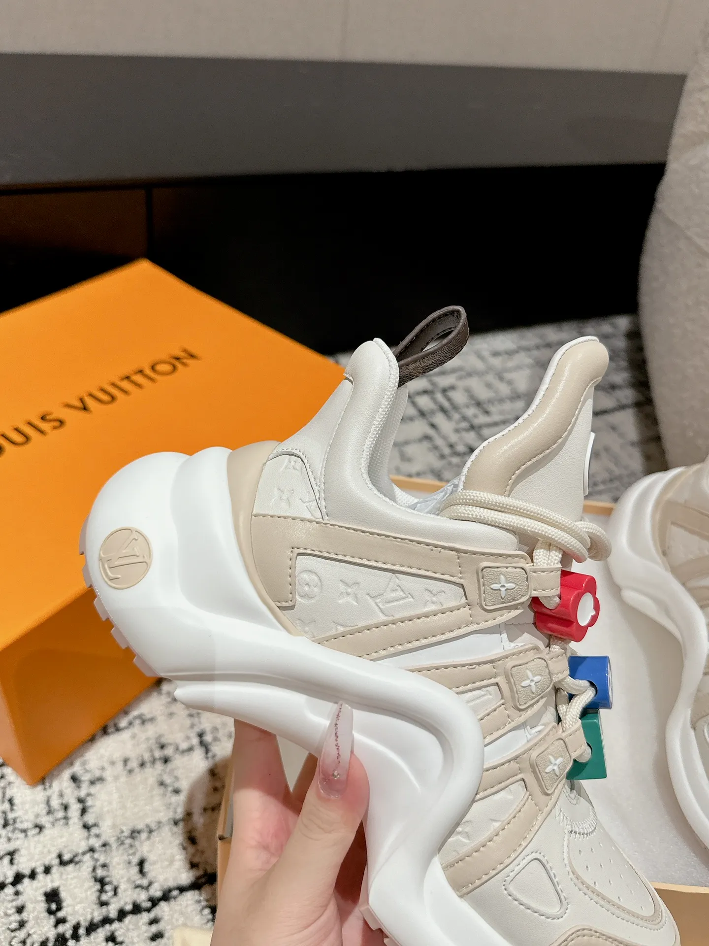 👟👟Ex-factory price 720👟👟 Top version Louis Vuiton·Louis Vuitton 24/ New Chinese Valentine's Day limited edition LV Archlight series arch sole dad shoes casual thick-soled lace-up sneakers Top version 🔝Buy the original version, develop and make goods👍🏻 This LV dad shoe features an eye-catching wavy sole and large tongue. It is equipped with a sporty super-elastic running shoe style rubber outsole, which is very eye-catching. It is also combined with a soft and elastic upper made of a variety of high-tech fabrics, making the upper foot comfortable and soft! ...